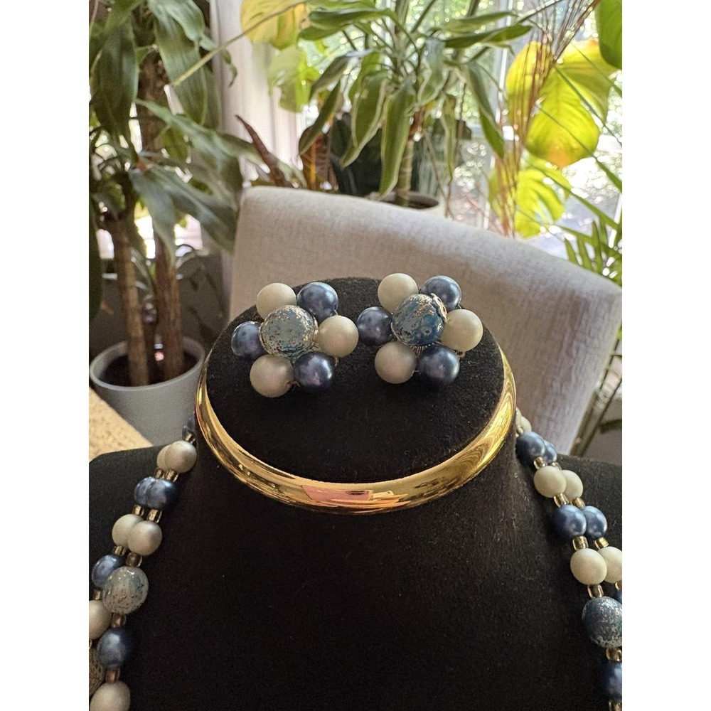 Beautiful blues vintage two strand beaded necklace with clip on earrings - Picture 2 of 2